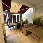 Ylona Apartment *
