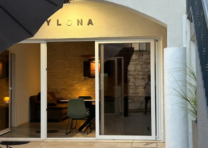 Ylona *